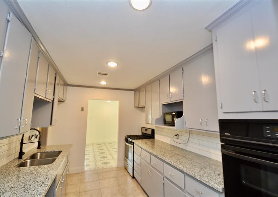 1st image of 10610 Fleming Dr