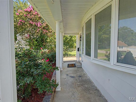 3rd image of 636 Whitelaw Ave