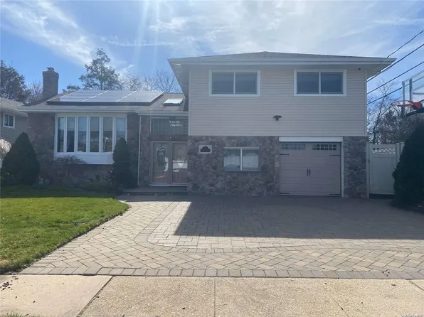 9 Wood Lane, Plainview, NY 11803