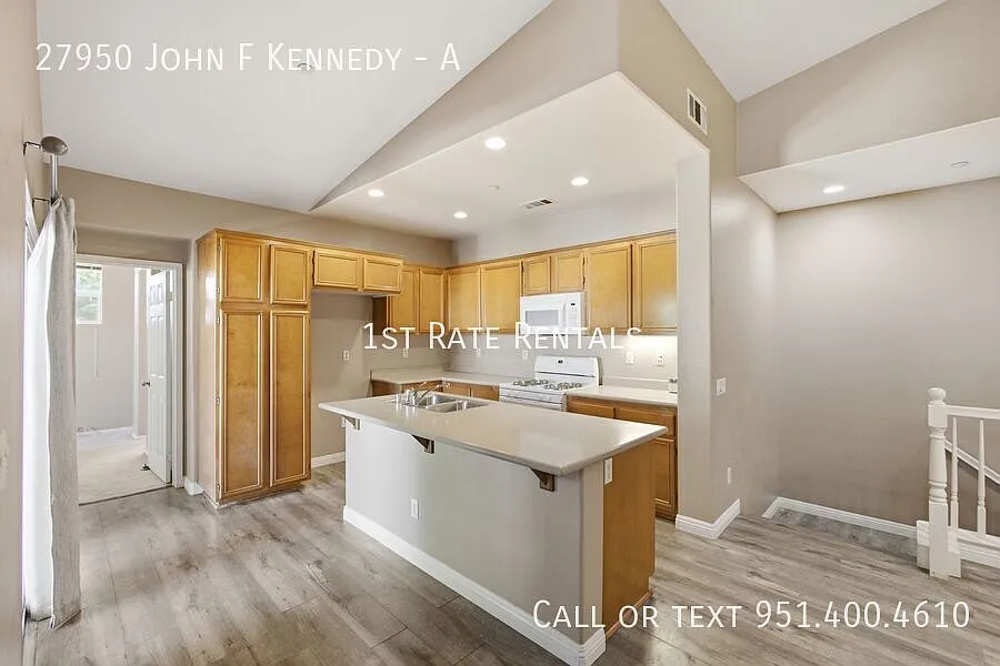 Beautiful Condo Centrally Located — Photo 4