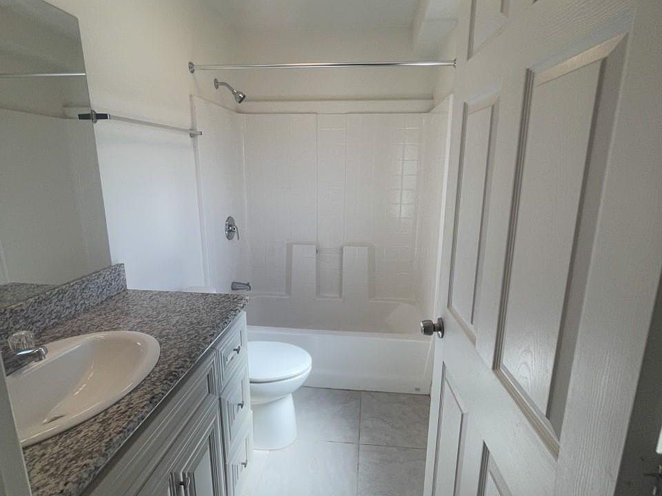 2nd image of 12360 Lakeshore Dr #4