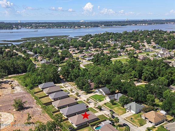 3rd image of 746 Waters View Dr