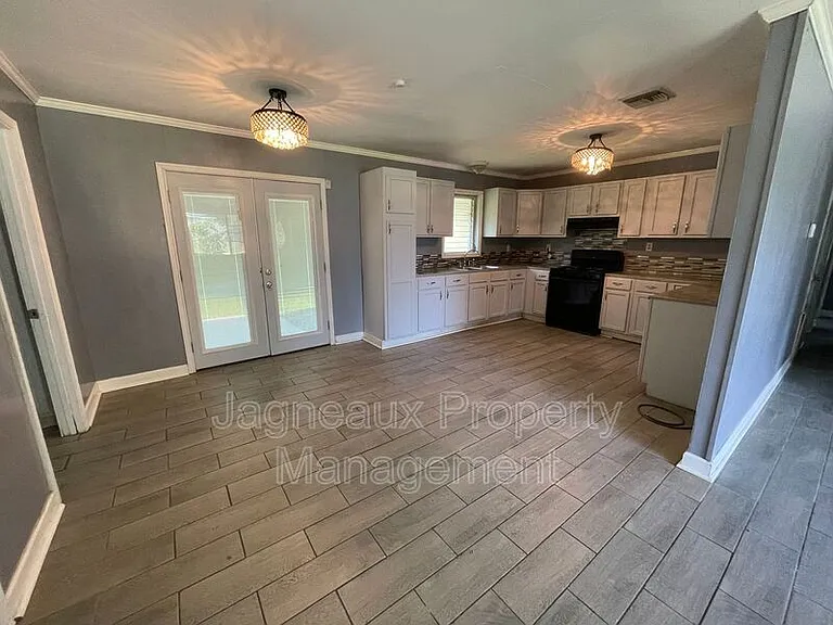 2405 Saint Landry Ave — Photo 3