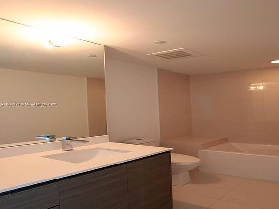 3rd image of 460 NE 28th St APT 3004