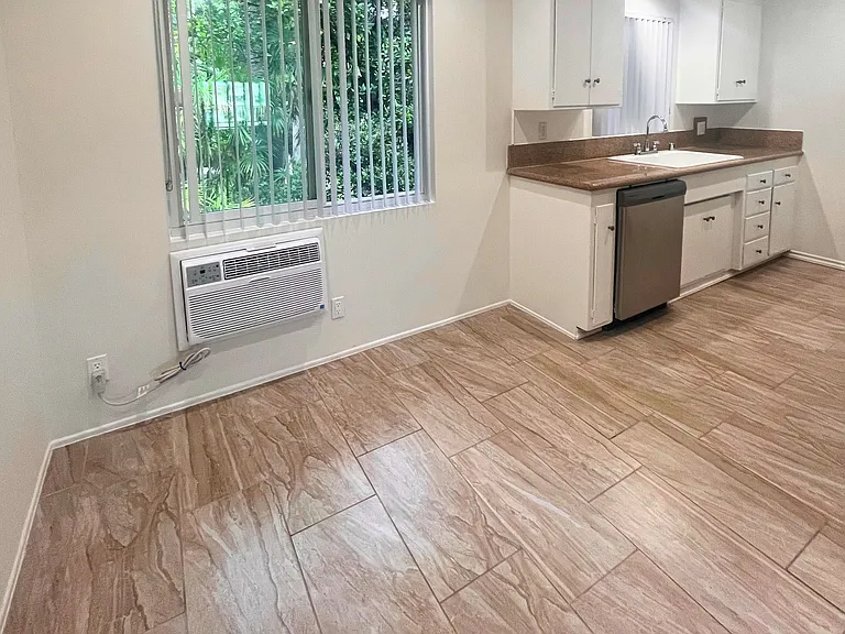 251 N El Molino Ave #12 — Photo 5