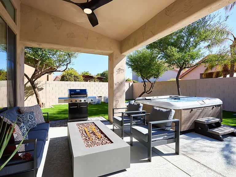 6-Person HotTub, Natural Gas BBQ +FirePit