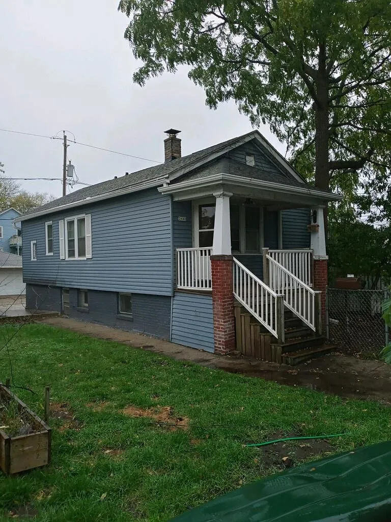 1 bed, 900 sqft, $1,050 — Photo 1