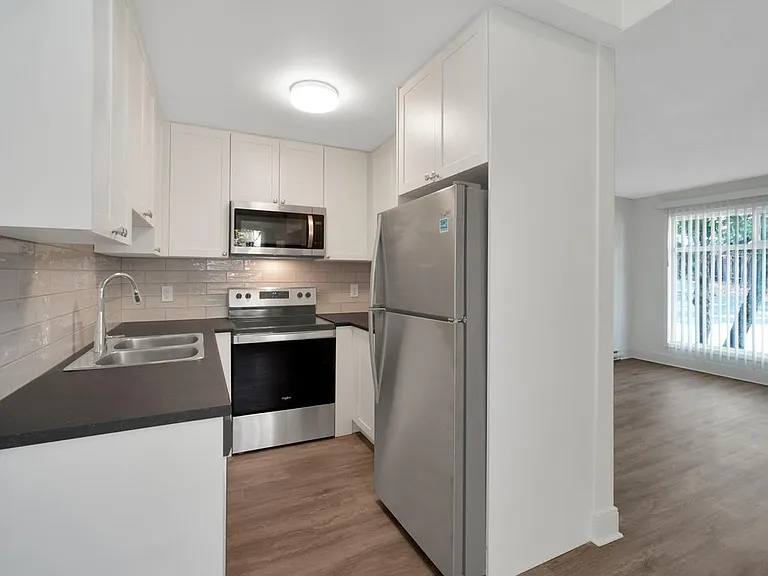 847 Howard Ave #21 — Photo 11