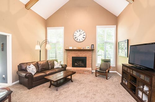 5th image of 43037 Oxford Ct