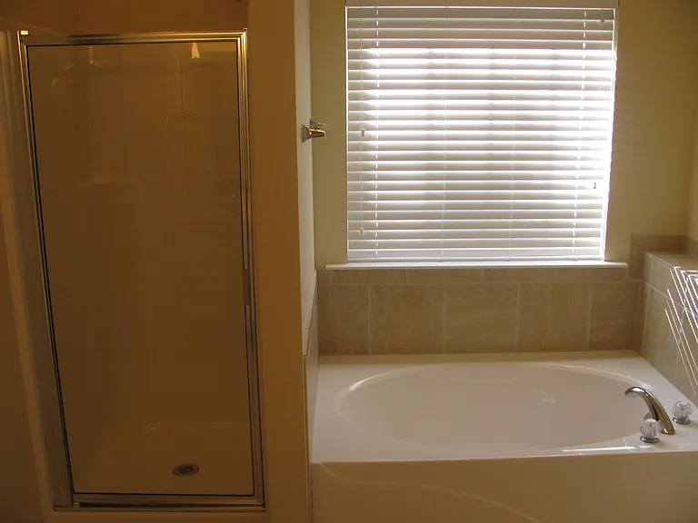 1537 Hawthorne Ln — Photo 6