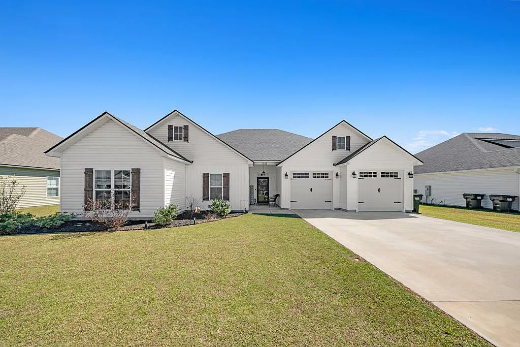 4 bed, 2.0 bath, 2023 sqft, $2,200 — Photo 1