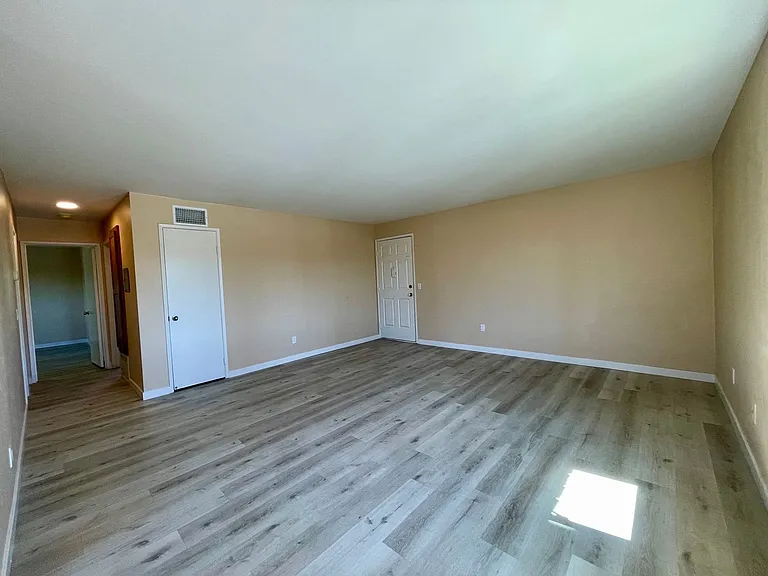 903 S Sunshine Ave S #B — Photo 4