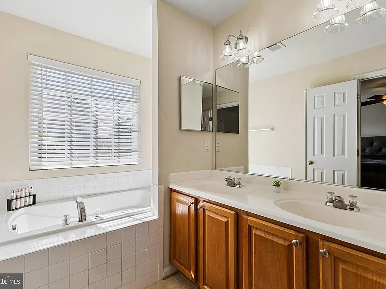 12047 Kemps Landing Cir — Photo 17