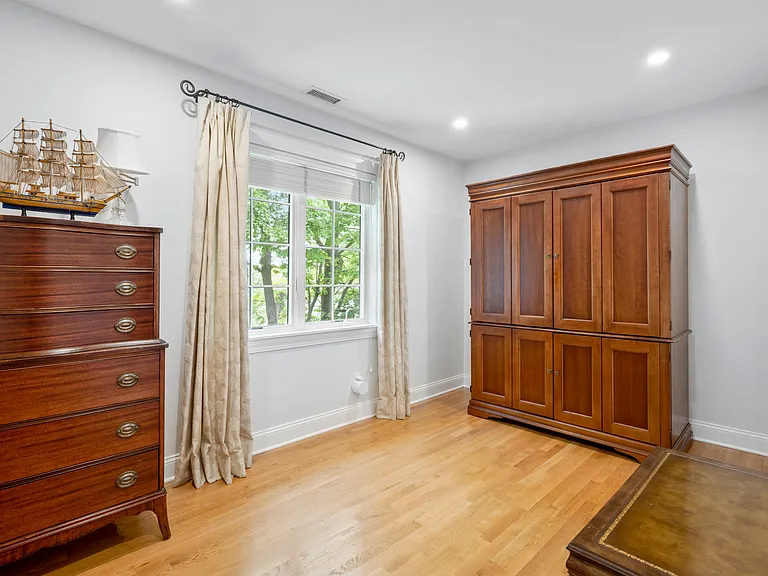 525 Carroll Ave — Photo 22