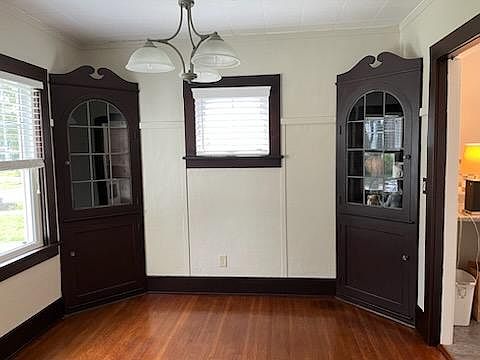 Dining room w/original leaded glass build-ins. Dining room is 10'6" x 9'6"