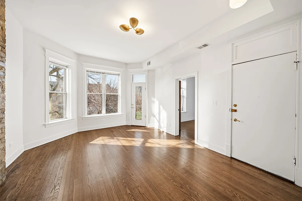 Building Photo - 4023 N Greenview Ave #9G