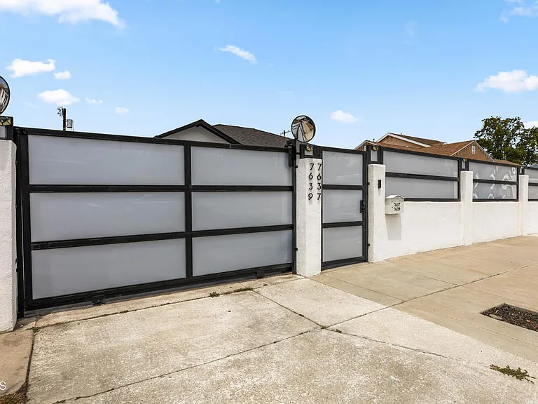 7637 Radford Ave — Photo 32