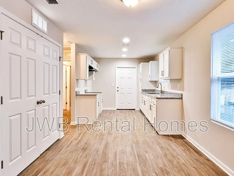 1427 W 23rd St — Photo 4