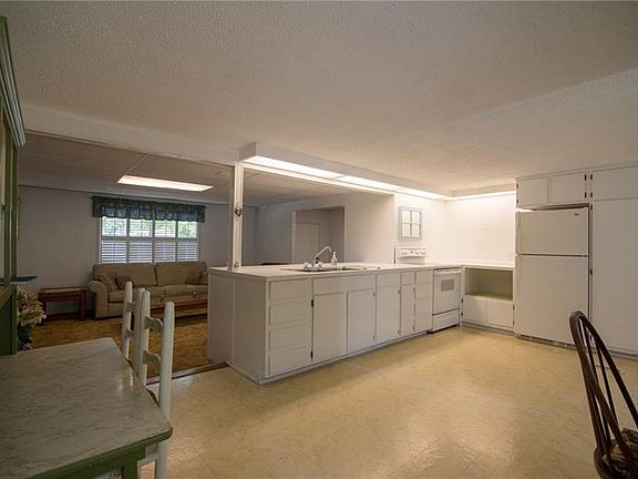 5th image of 221 Temple Cir N