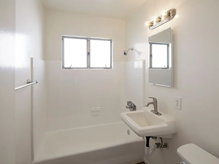 La Jolla / Village Area - Upstairs One Bedroom in the Village! — Photo 9