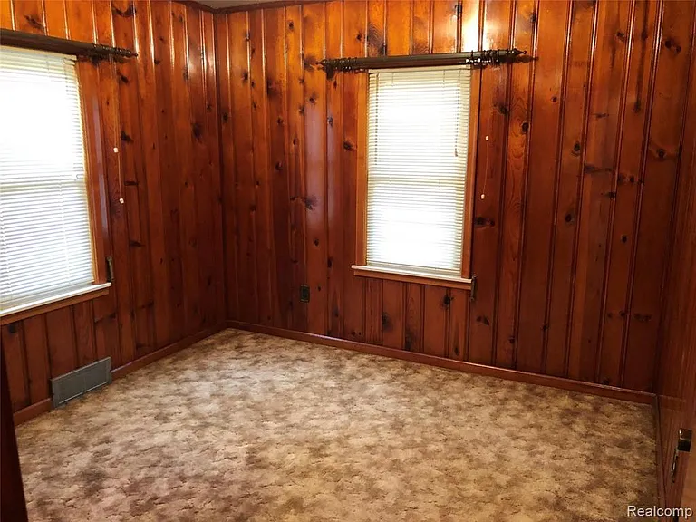 2111 W Forteen Mile Rd — Photo 13