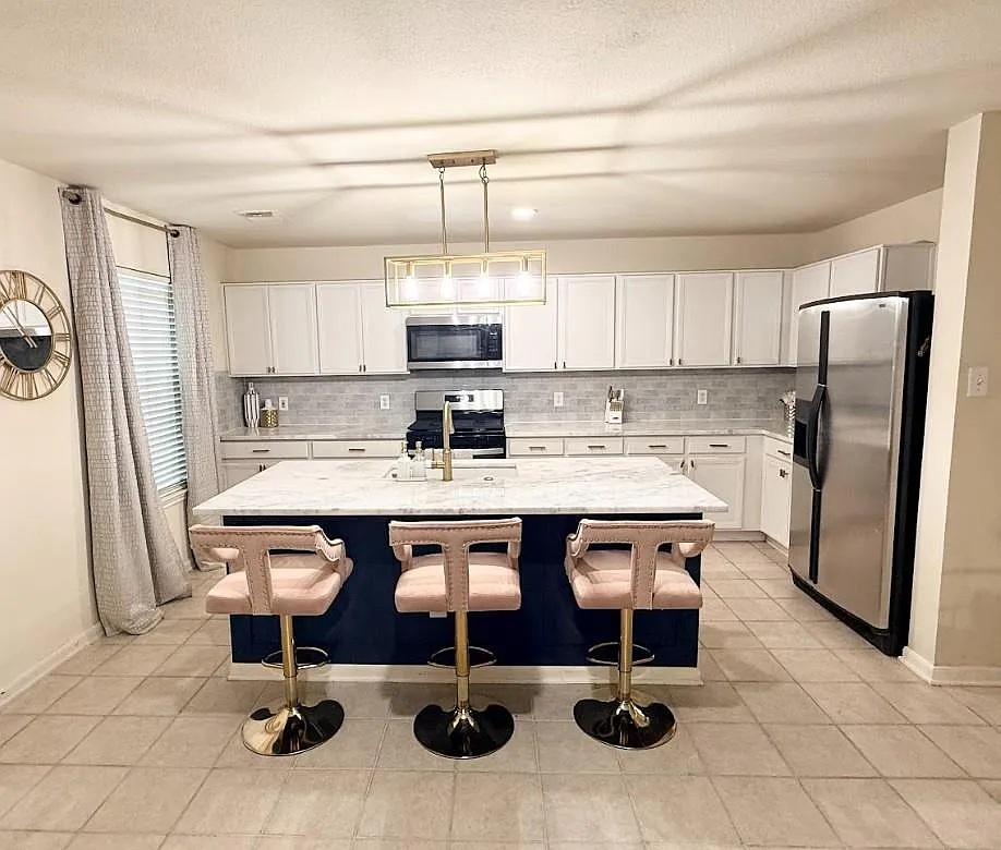 4 bed, 2.5 bath, 2141 sqft, $2,300 — Photo 2