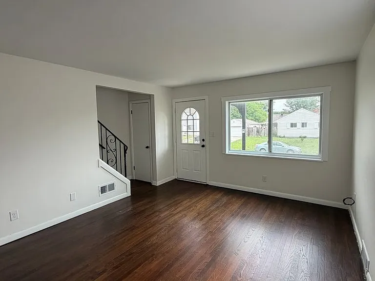 959 Racine Ave — Photo 3