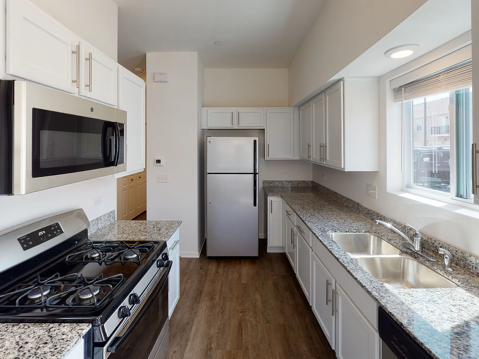 3 bed, 2.5 bath, 1465 sqft, $2,595 — Photo 2