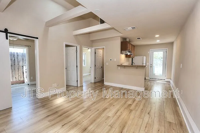 2 bed, 1.0 bath, 700 sqft, $1,600 — Photo 4