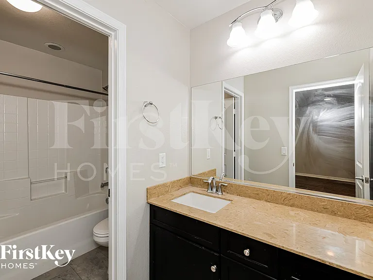 838 N Water St — Photo 16
