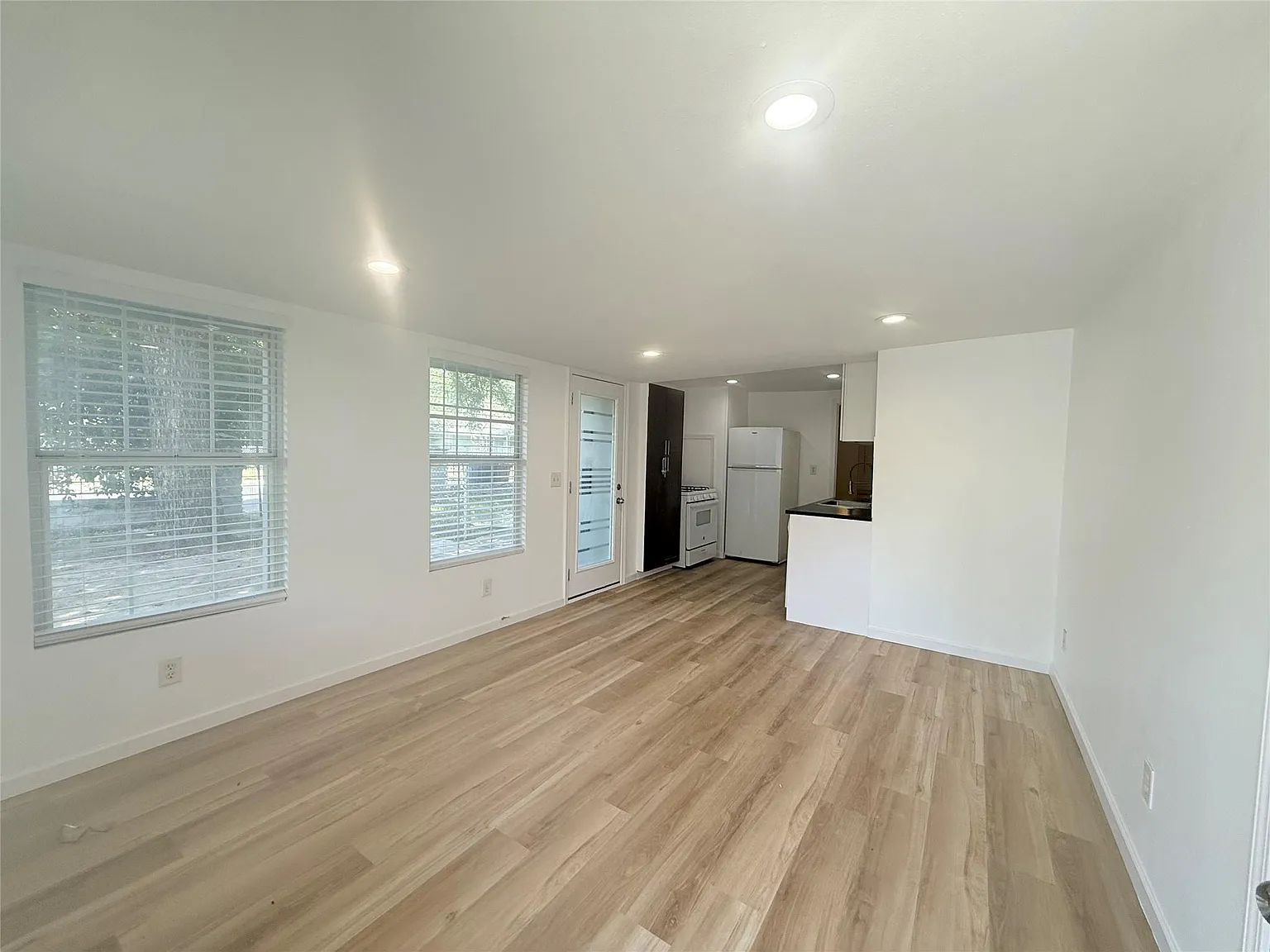 2 bed, 1.0 bath, 1100 sqft, $1,600 — Photo 3