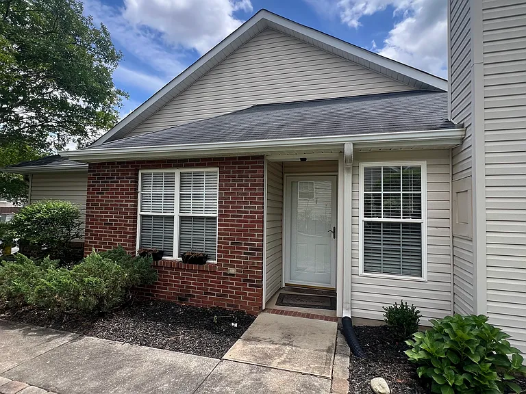 219 Woodruff Park Ln — Photo 1
