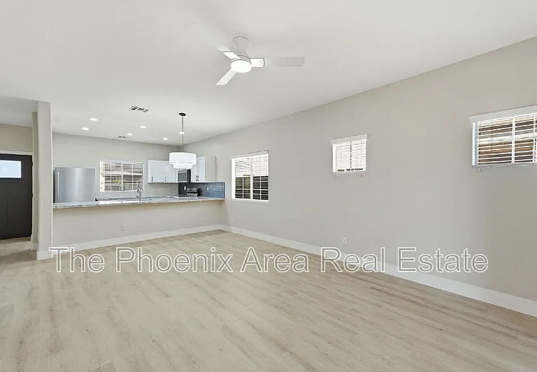 554 E San Carlos Way — Photo 3