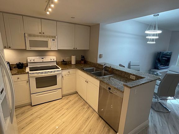 5th image of 19501 W Country Club Dr APT 1106