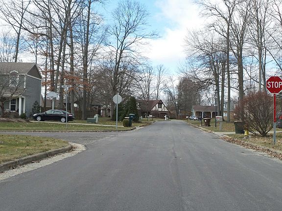 4th image of 8601 Four Seasons Trl