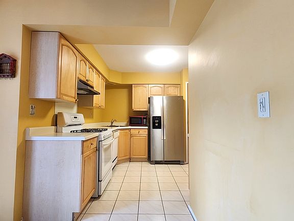 5th image of 402 Honey Locust Dr