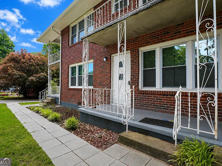 147 Burnside St #3 — Photo 2