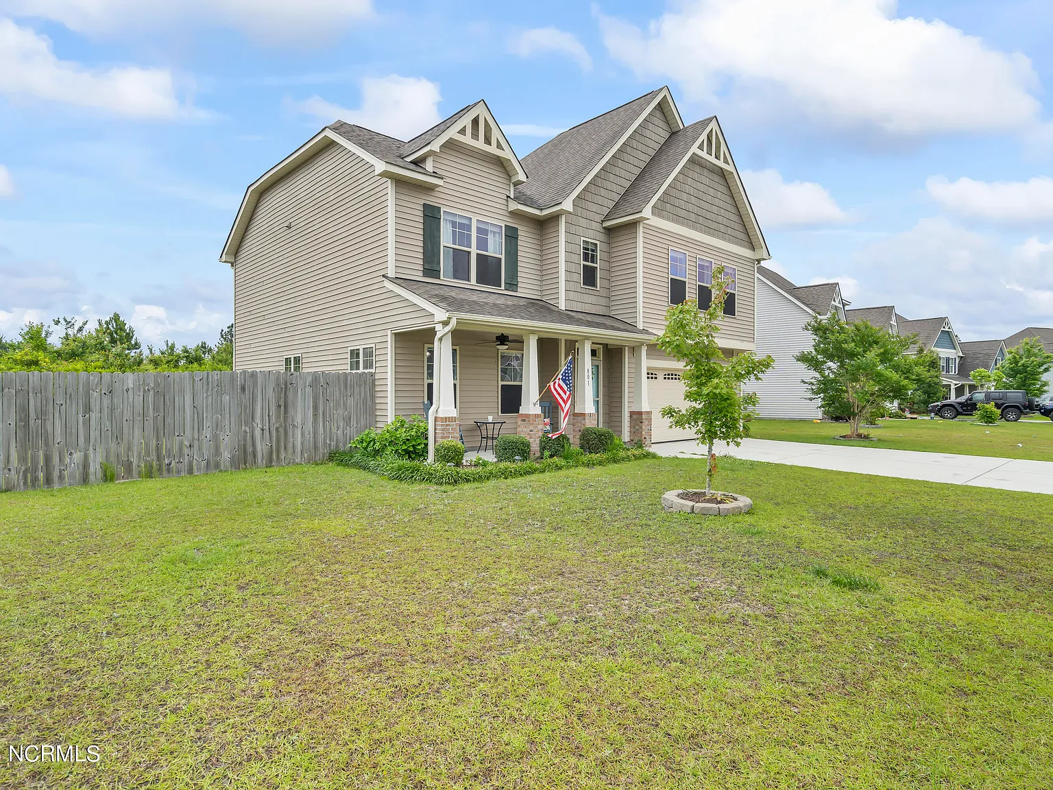 4 bed, 2.5 bath, 2401 sqft, $2,500 — Photo 2