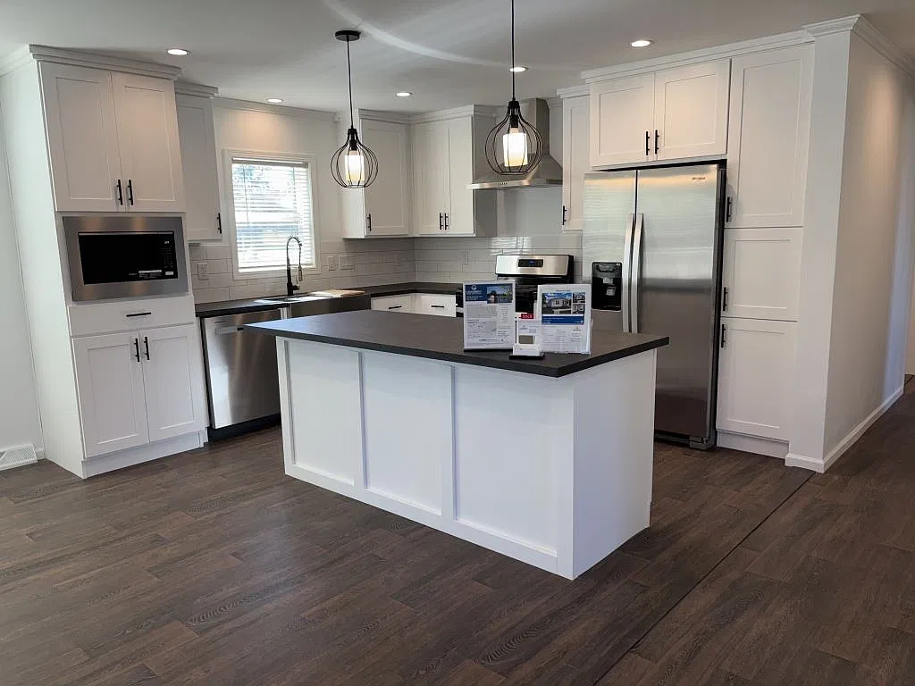3 bed, 2.0 bath, 1356 sqft, $2,000 — Photo 2