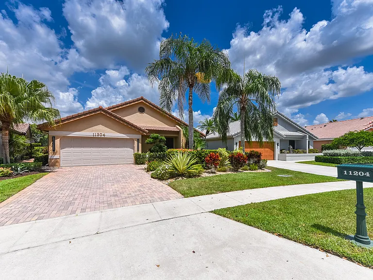 11204 Clover Leaf Cir — Photo 3