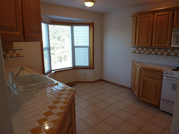5th image of 808 W Lincoln Blvd
