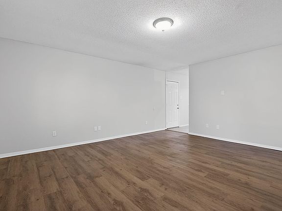 4th image of 3823 Barberry St