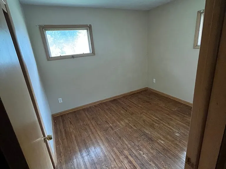 1620 Guernsey Ct — Photo 5