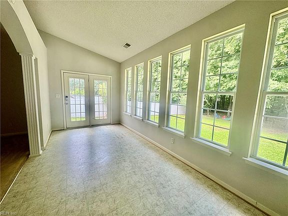 3rd image of 3018 Kempton Park Rd