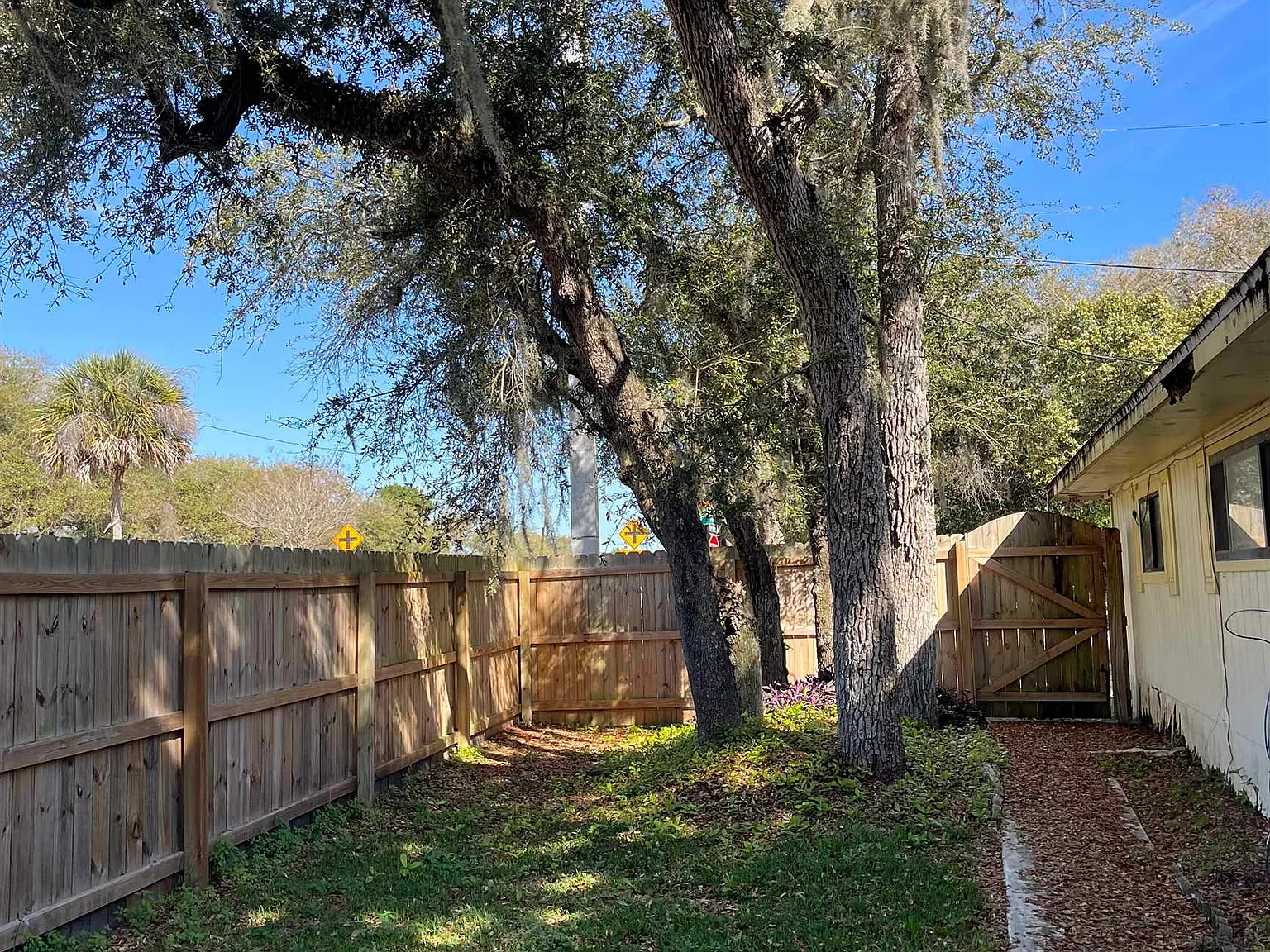 4 bed, 2.5 bath, 1732 sqft, $3,200 — Photo 3