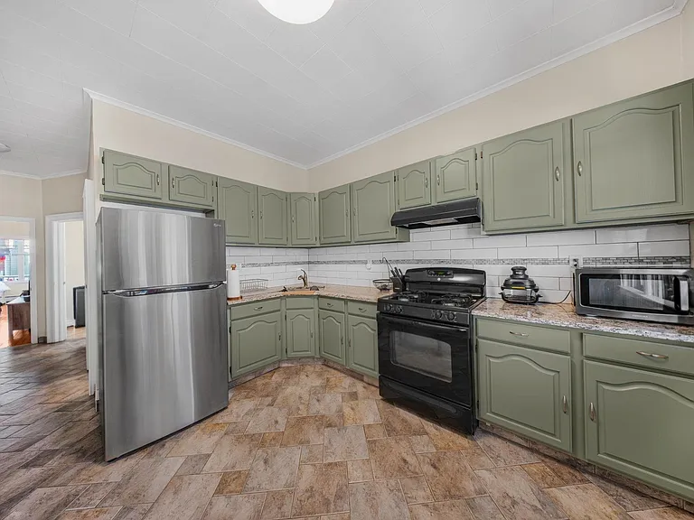 152 W 9th St #1 — Photo 23