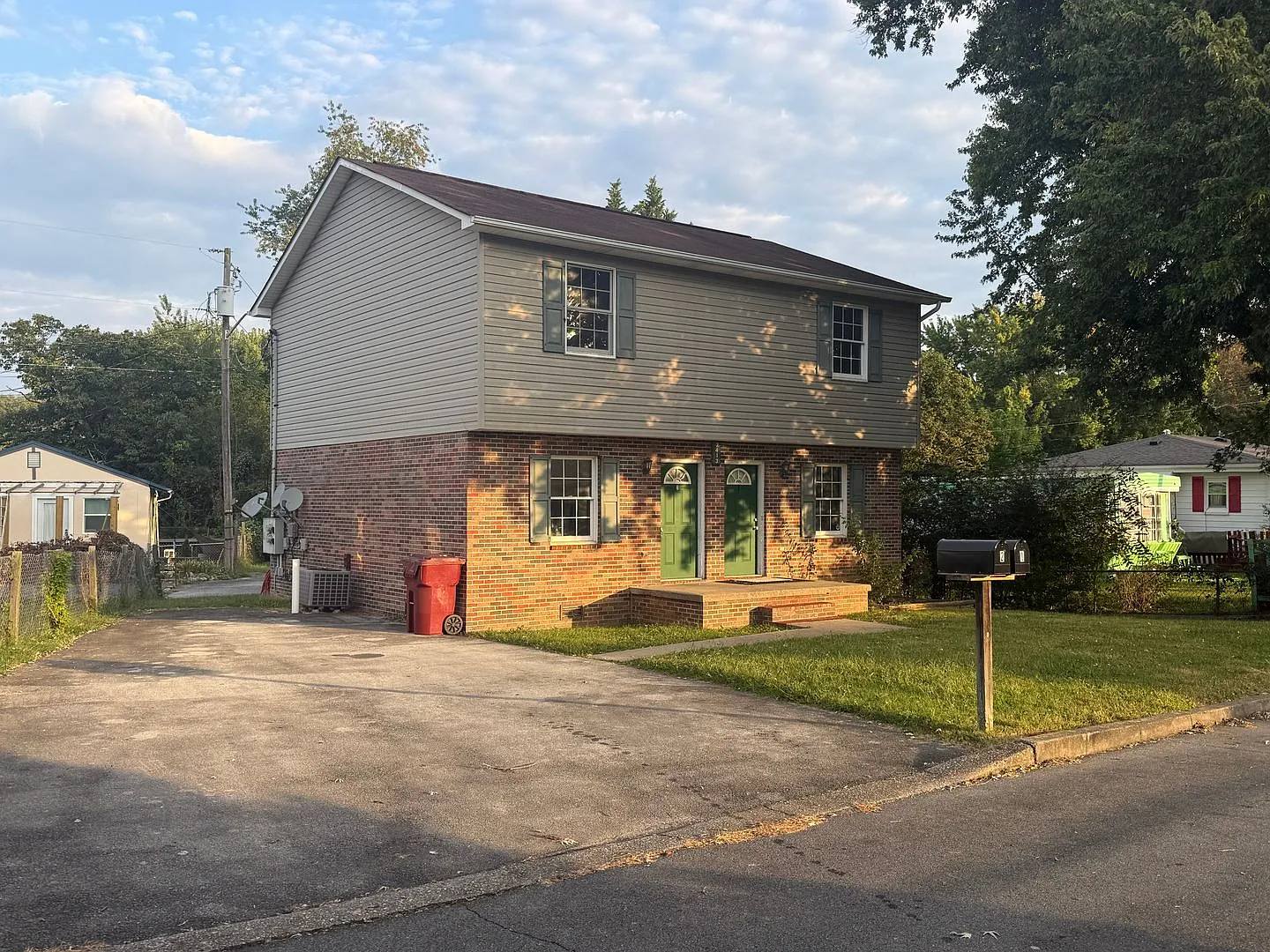 2413 Louise Street — Photo 2