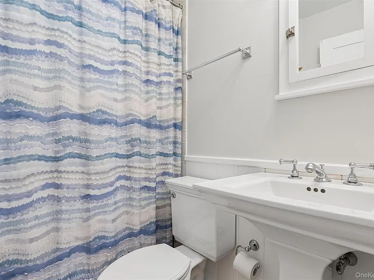 570 Hippodrome Dr — Photo 12
