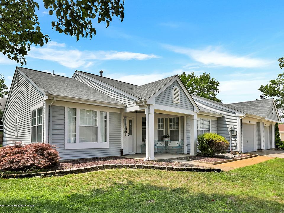 1st image of 1045A Canterbury Dr