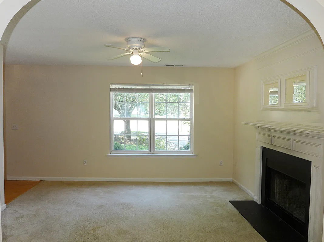3 bed, 2.5 bath, 1334 sqft, $1,795 — Photo 4